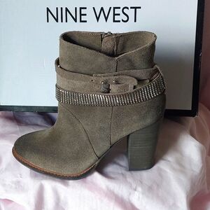 Nine West Zaza X5 Grey/Mushroom Studded Ankle Booties~Sz 5.5. NIB.